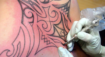 Žloutenka a tetování: minimalizujte rizika