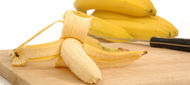 Při cestování jezte raději banány než broskve