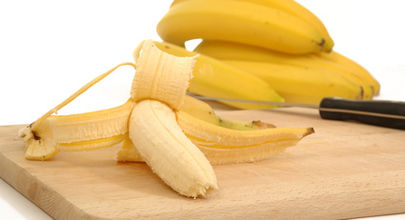 Při cestování jezte raději banány než broskve