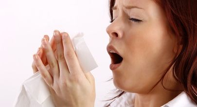 Při kýchnutí můžete chytit chřipku. Žloutenku typu C ale sotva 