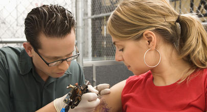Hepatitida C více ohrožuje lidi s tetováním